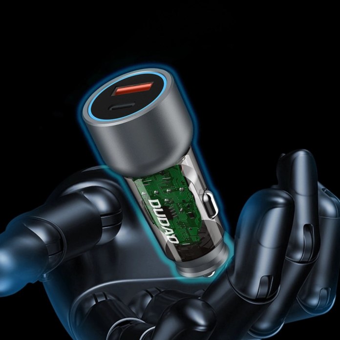 Dłoń trzymająca ładowarkę&nbsp;samochodową Dudao R4T